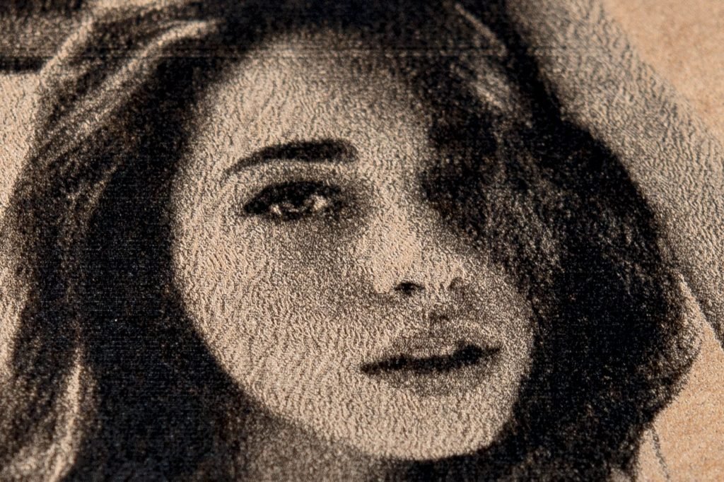 Example engraving result shown on lasergrbl.com dithering guide.